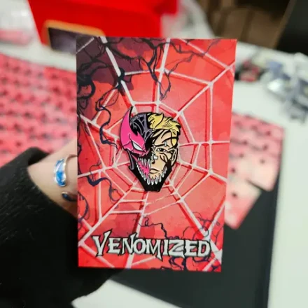 Металлический пин "Hawkeye Venomized"