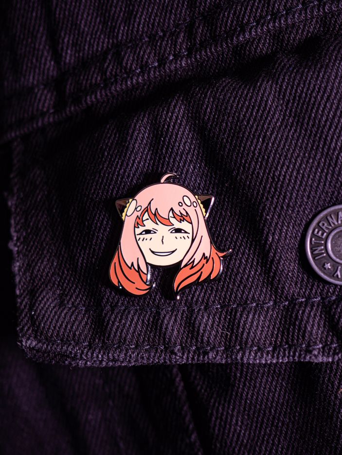 Металлический пин "Spy x Family Anya"