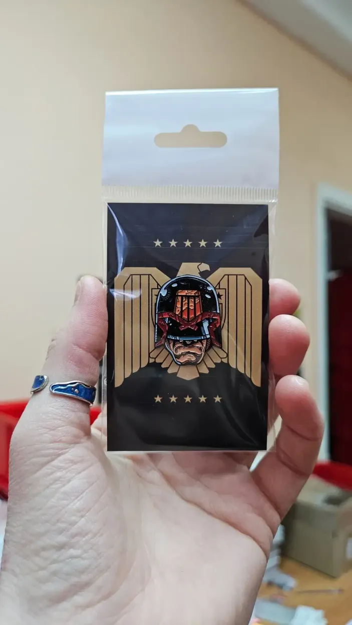 Металлический пин "Judge Dredd"