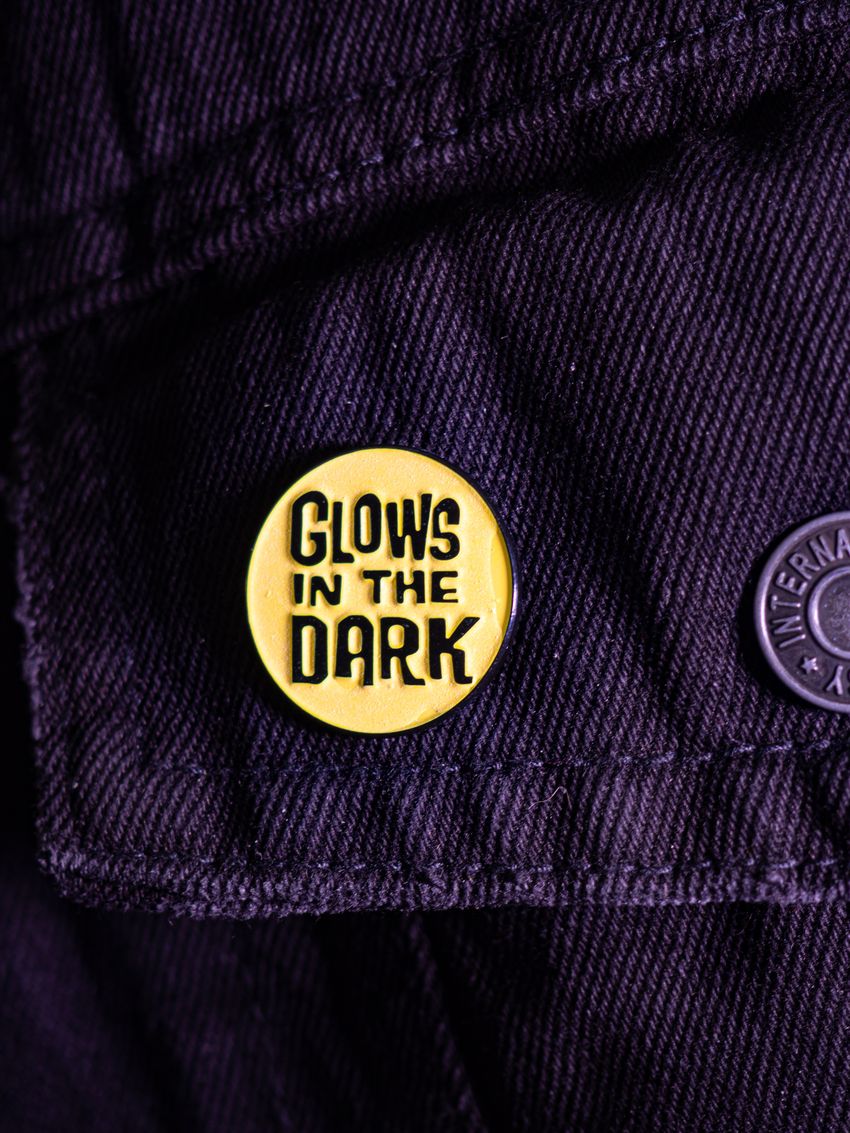 Металлический пин "Glows in the Dark"