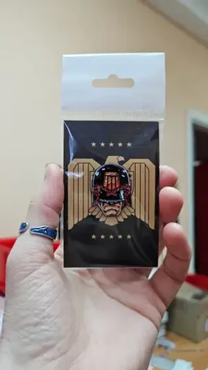 Металлический пин "Judge Dredd"