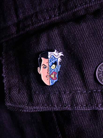Металлический пин "Batman The Animated Series Two-Face"