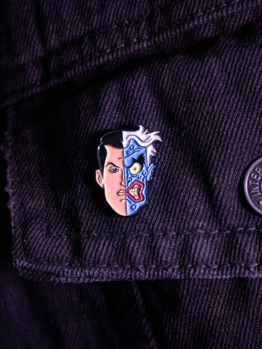 Металлический пин "Batman The Animated Series Two-Face"