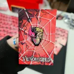 Металлический пин "Hawkeye Venomized"