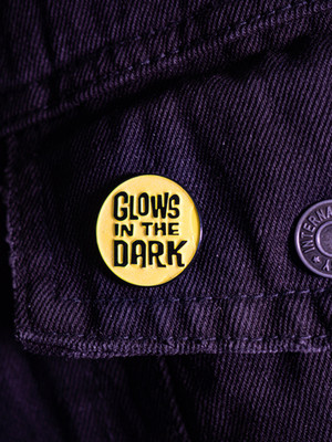 Металлический пин "Glows in the Dark"
